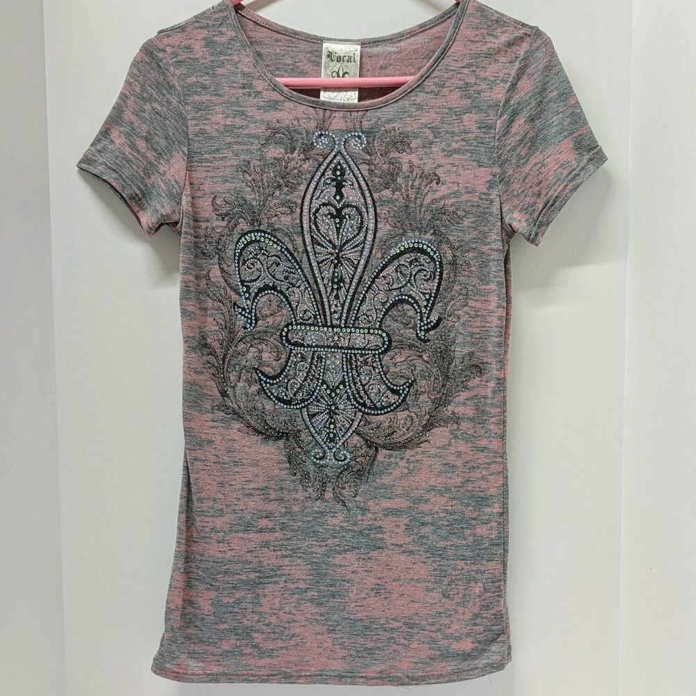 Vocal Embellished Fleur-de-lis Short Sleeve T-Shirt in Pink & Gray